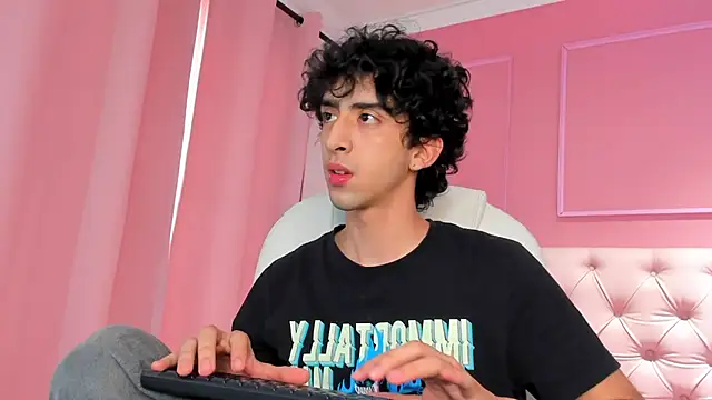 Snapshot of Alezzandro_ chatting on 01/27/25, 08:07 Alezzandro online show from 01/27/25, 08:07