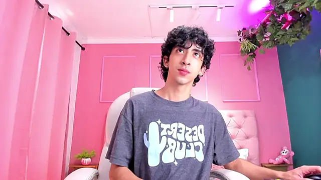 Snapshot of Alezzandro_ chatting on 01/29/25, 02:42 Alezzandro online show from 01/29/25, 02:42