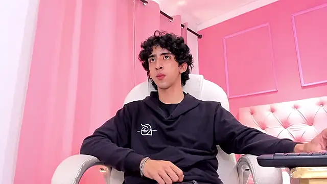 Snapshot of Alezzandro_ chatting on 02/04/25, 05:45 Alezzandro online show from 02/04/25, 05:45