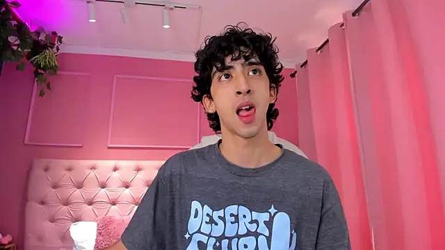 Snapshot of Alezzandro_ chatting on 02/08/25, 02:49 Alezzandro online show from 02/08/25, 02:49