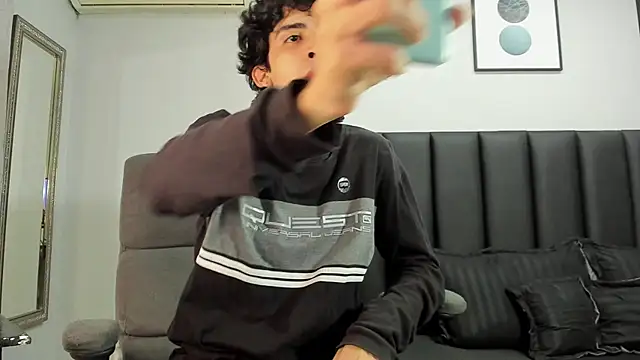 Snapshot of Alezzandro_ chatting on 02/14/25, 02:44 Alezzandro online show from 02/14/25, 02:44