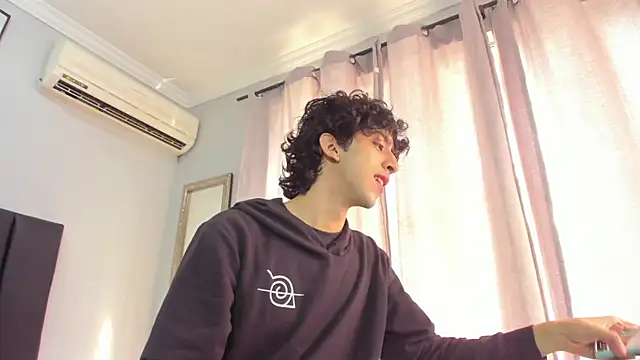 Snapshot of Alezzandro_ chatting on 02/17/25, 02:26 Alezzandro online show from 02/17/25, 02:26