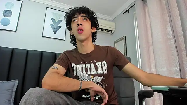 Snapshot of Alezzandro_ chatting on 02/18/25, 02:38 Alezzandro online show from 02/18/25, 02:38