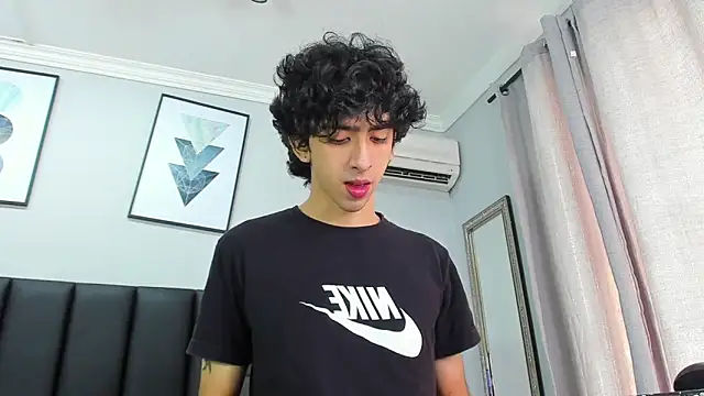 Snapshot of Alezzandro_ chatting on 02/19/25, 02:23 Alezzandro online show from 02/19/25, 02:23