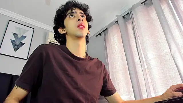 Snapshot of Alezzandro_ chatting on 02/20/25, 02:35 Alezzandro online show from 02/20/25, 02:35