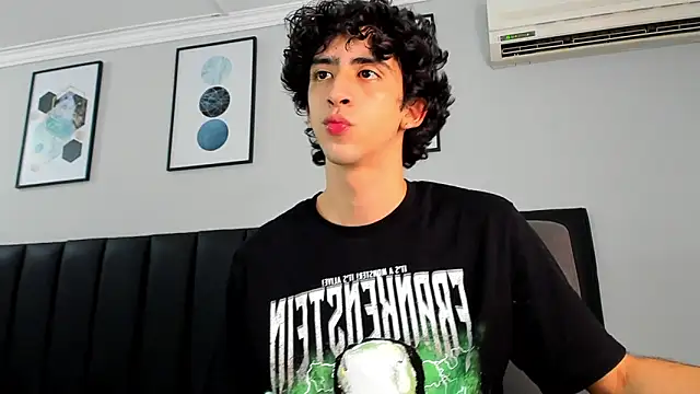 Snapshot of Alezzandro_ chatting on 02/23/25, 02:04 Alezzandro online show from 02/23/25, 02:04