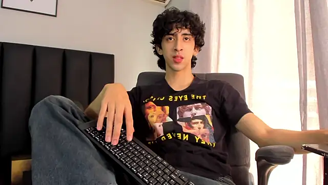 Snapshot of Alezzandro_ chatting on 02/27/25, 02:43 Alezzandro online show from 02/27/25, 02:43