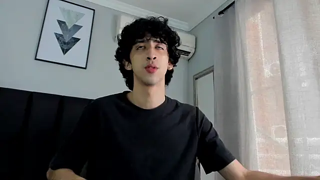 Snapshot of Alezzandro_ chatting on 03/04/25, 02:21 Alezzandro online show from 03/04/25, 02:21