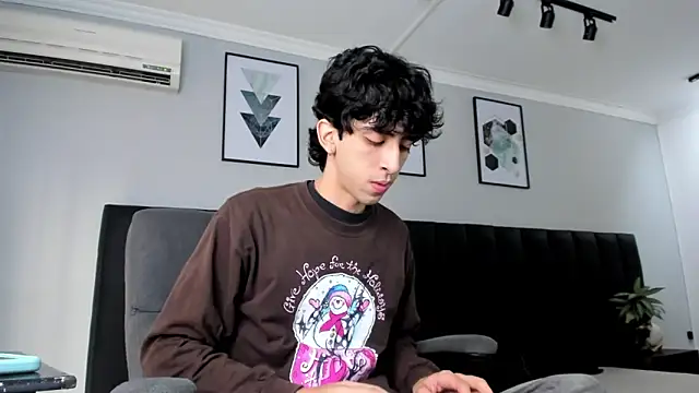 Snapshot of Alezzandro_ chatting on 03/08/25, 01:47 Alezzandro online show from 03/08/25, 01:47