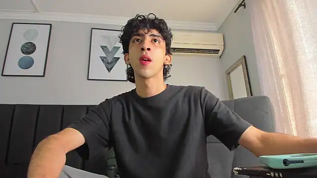 Snapshot of Alezzandro_ chatting on 03/11/25, 02:40 Alezzandro online show from 03/11/25, 02:40