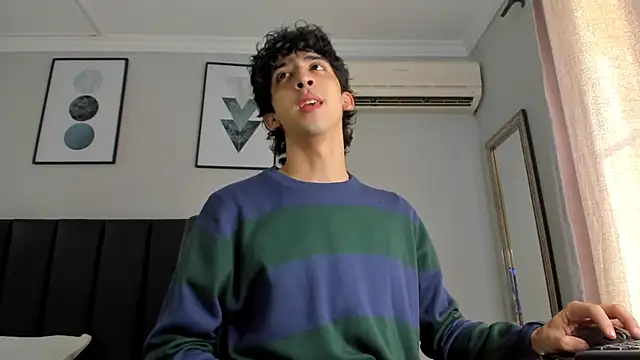 Snapshot of Alezzandro_ chatting on 03/20/25, 01:15 Alezzandro online show from 03/20/25, 01:15