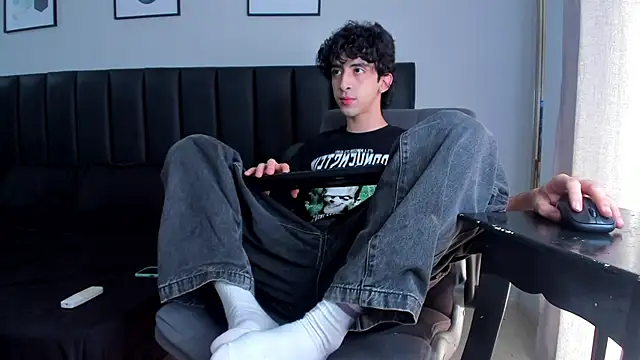 Snapshot of Alezzandro_ chatting on 03/22/25, 02:36 Alezzandro online show from 03/22/25, 02:36