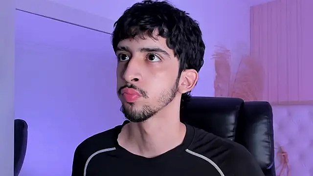 Snapshot of Alezzandro_ chatting on 09/15/25, 08:31 Alezzandro online show from 09/15/25, 08:31