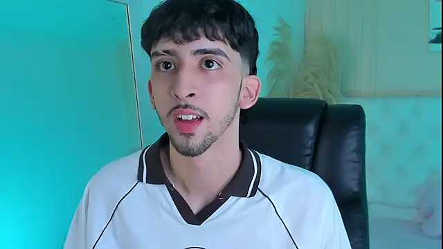 Snapshot of Alezzandro_ chatting on 09/18/25, 08:44 Alezzandro online show from 09/18/25, 08:44