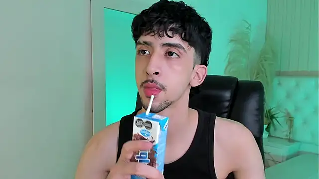 Snapshot of Alezzandro_ chatting on 09/25/25, 08:23 Alezzandro online show from 09/25/25, 08:23