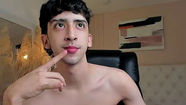 Snapshot of Alezzandro_ chatting on 10/04/25, 08:07 Alezzandro online show from 10/04/25, 08:07