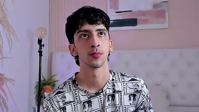 Snapshot of Alezzandro_ chatting on 10/06/25, 08:39 Alezzandro online show from 10/06/25, 08:39