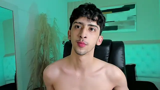 Snapshot of Alezzandro_ chatting on 10/07/25, 08:39 Alezzandro online show from 10/07/25, 08:39