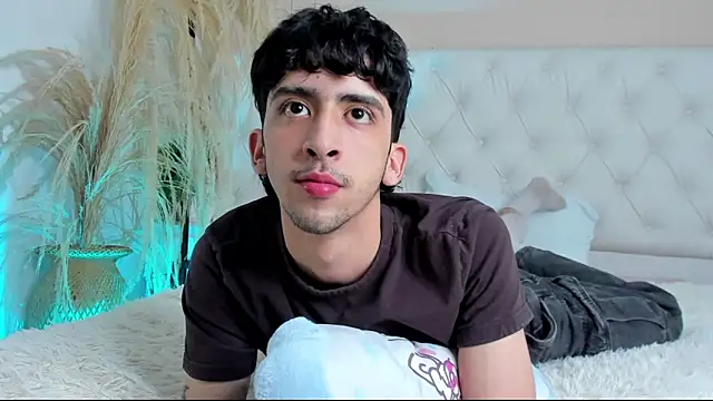 Snapshot of Alezzandro_ chatting on 10/08/25, 08:50 Alezzandro online show from 10/08/25, 08:50