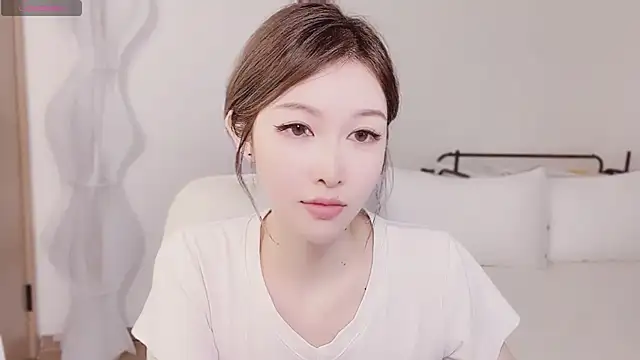 Snapshot of longlong_xu chatting on 10/23/25, 01:43 longlong xu online show from 10/23/25, 01:43