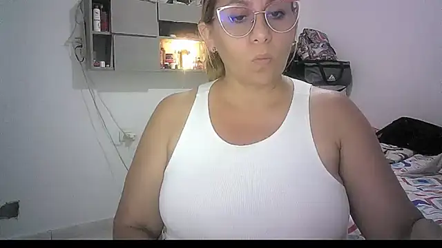 Snapshot of mariana0x chatting on 05/16/26, 03:25 mariana0x online show from 05/16/26, 03:25