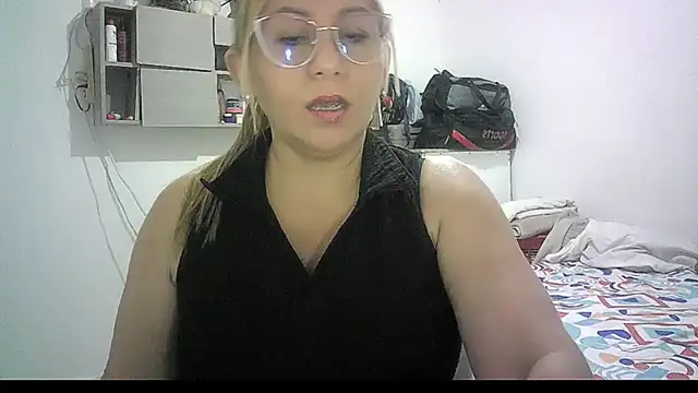 Snapshot of mariana0x chatting on 05/17/26, 02:57 mariana0x online show from 05/17/26, 02:57