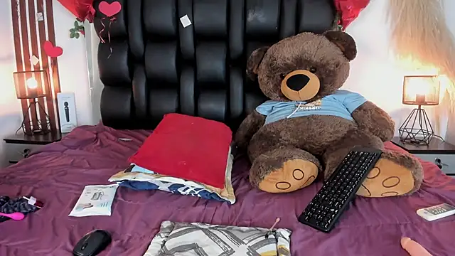 Snapshot of Amberr1 chatting on 02/17/25, 03:20 Amberr1 online show from 02/17/25, 03:20