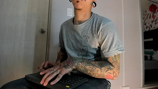 Snapshot of kaletattoo chatting on 07/12/26, 11:56 kaletattoo online show from 07/12/26, 11:56