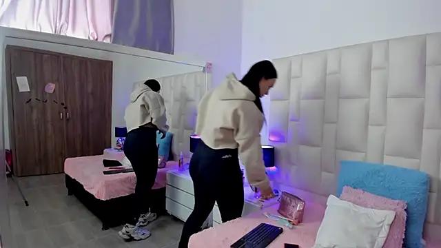 Ariana rouse online show from 11/22/25, 04:39