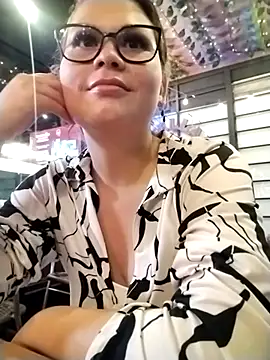 Snapshot of Vale_Saenzz chatting on 03/01/25, 02:26 Vale Saenzz online show from 03/01/25, 02:26