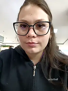 Snapshot of Vale_Saenzz chatting on 03/08/25, 05:43 Vale Saenzz online show from 03/08/25, 05:43