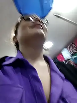 Snapshot of Vale_Saenzz chatting on 03/09/25, 12:31 Vale Saenzz online show from 03/09/25, 12:31