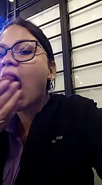 Snapshot of Vale_Saenzz chatting on 03/09/25, 03:32 Vale Saenzz online show from 03/09/25, 03:32