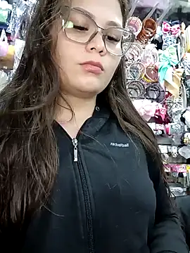 Snapshot of Vale_Saenzz chatting on 09/15/25, 11:38 Vale Saenzz online show from 09/15/25, 11:38