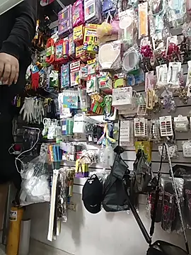 Snapshot of Vale_Saenzz chatting on 10/15/25, 05:13 Vale Saenzz online show from 10/15/25, 05:13