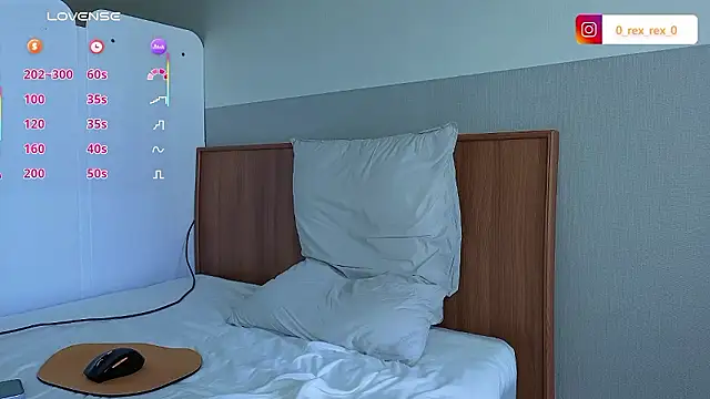 Snapshot of Doh728 chatting on 10/10/25, 12:53 Doh728 online show from 10/10/25, 12:53