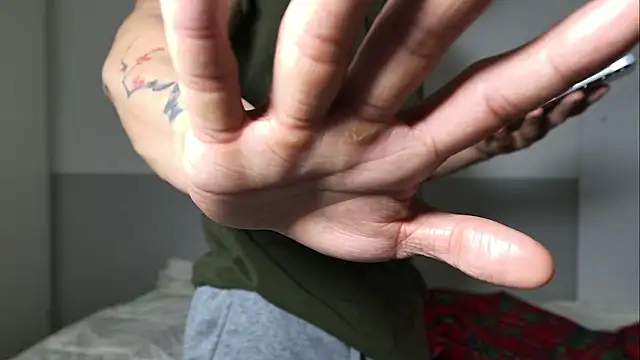 Snapshot of Doh728 chatting on 12/14/25, 01:44 Doh728 online show from 12/14/25, 01:44