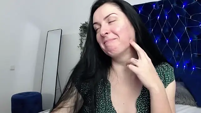 Snapshot of JacquelineElle chatting on 02/17/25, 06:15 JacquelineElle online show from 02/17/25, 06:15
