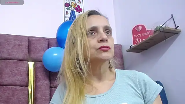 VICTORIAHANK  online show from 04/27/26, 07:45