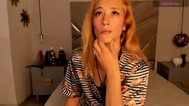 Snapshot of zoe_taylorr1 chatting on 02/19/25, 02:44 zoe taylorr1 online show from 02/19/25, 02:44