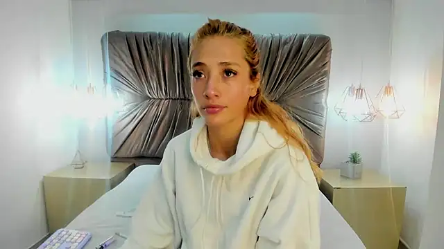Snapshot of zoe_taylorr1 chatting on 02/25/25, 04:24 zoe taylorr1 online show from 02/25/25, 04:24