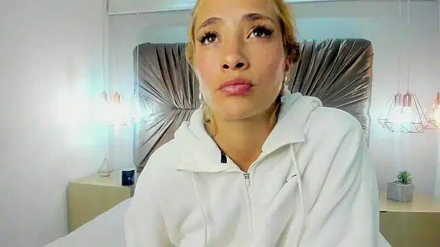 Snapshot of zoe_taylorr1 chatting on 02/26/25, 08:15 zoe taylorr1 online show from 02/26/25, 08:15