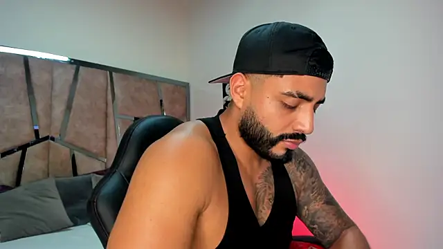 Snapshot of LeandroRusso chatting on 02/23/25, 01:57 LeandroRusso online show from 02/23/25, 01:57