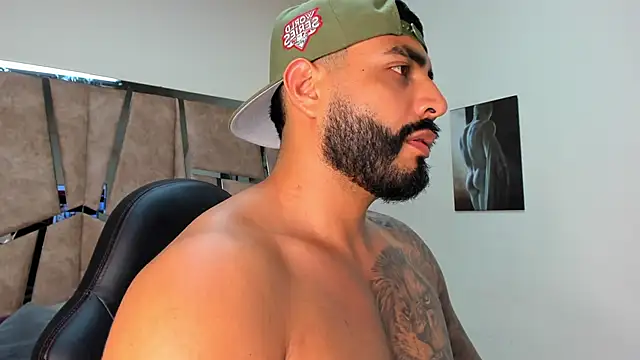 Snapshot of LeandroRusso chatting on 02/24/25, 12:41 LeandroRusso online show from 02/24/25, 12:41