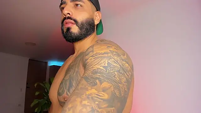 Snapshot of LeandroRusso chatting on 03/18/25, 02:25 LeandroRusso online show from 03/18/25, 02:25