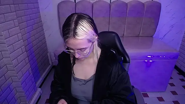 Hela v online show from 11/15/25, 12:02