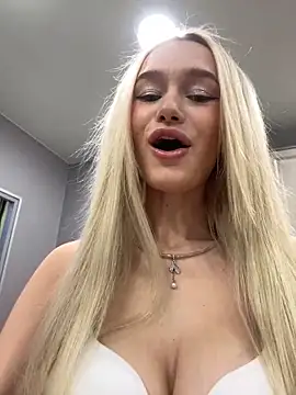 Snapshot of KristinaDane chatting on 02/10/25, 03:35 KristinaDane online show from 02/10/25, 03:35