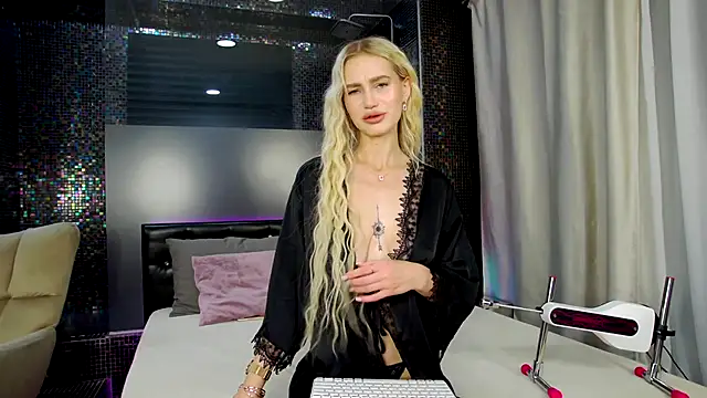 Snapshot of KristinaDane chatting on 10/12/25, 03:05 KristinaDane online show from 10/12/25, 03:05