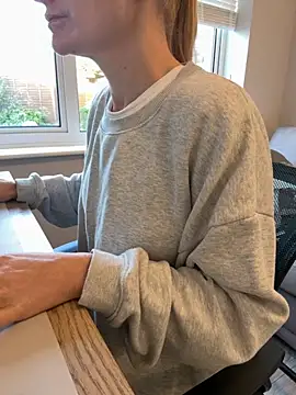 Phoebe Lily online show from 10/22/25, 07:52