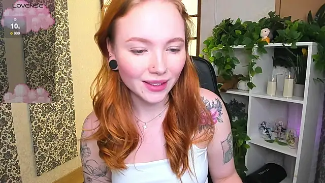 Snapshot of Maya_Light chatting on 02/23/25, 01:35 Maya Light online show from 02/23/25, 01:35